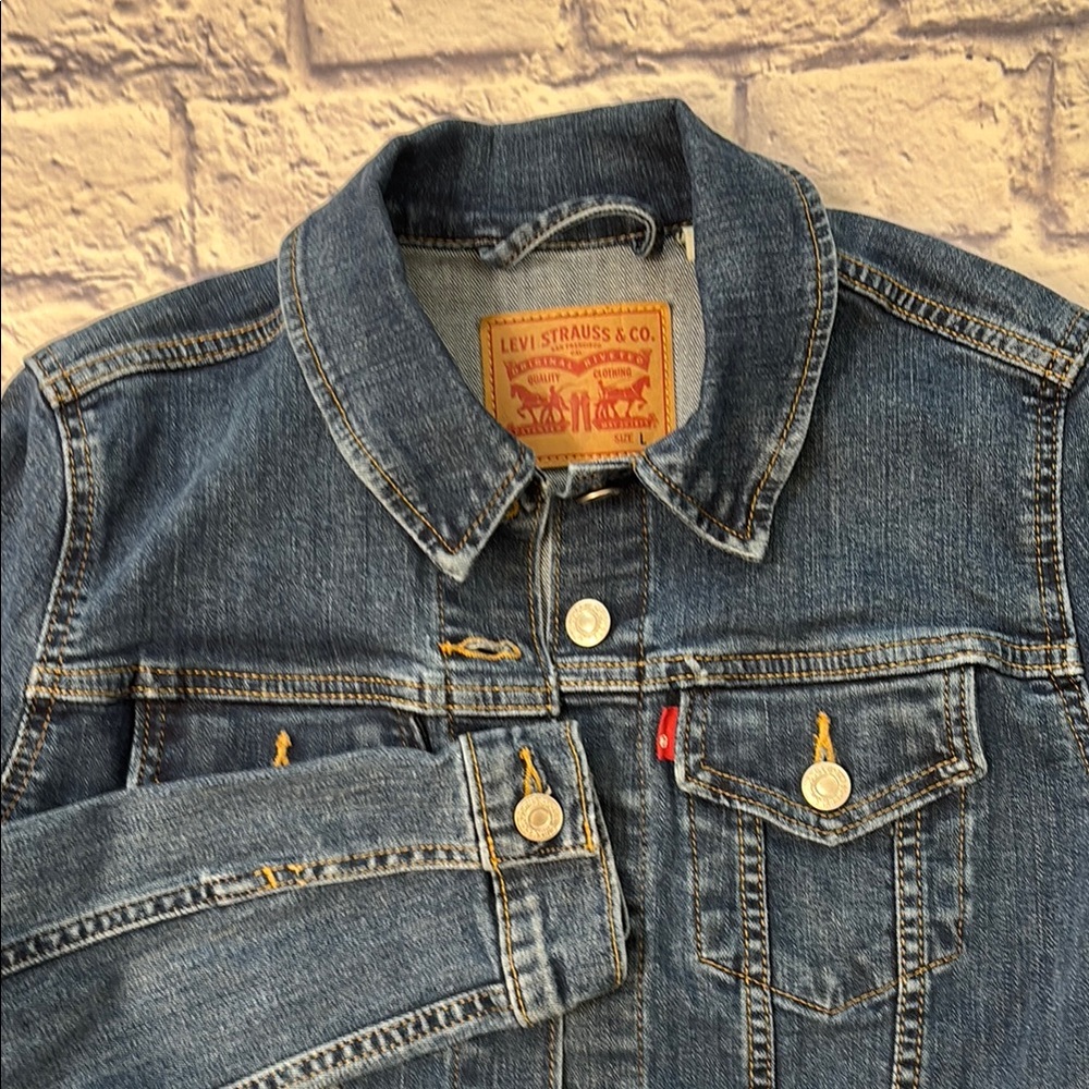 Levi’s Denim Jean Jacket Button Front Blue Denim Classic Style Size Youth Large